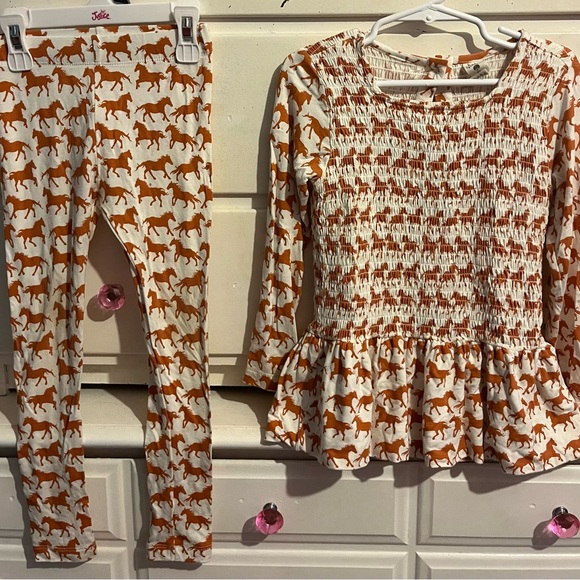kate quinn Other - Kate Quinn 4t Caramel Horse Two Piece Set